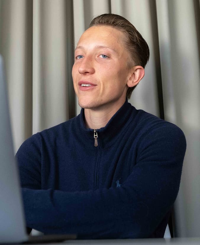 Energiegeladener Mann blickt wach in die Kamera